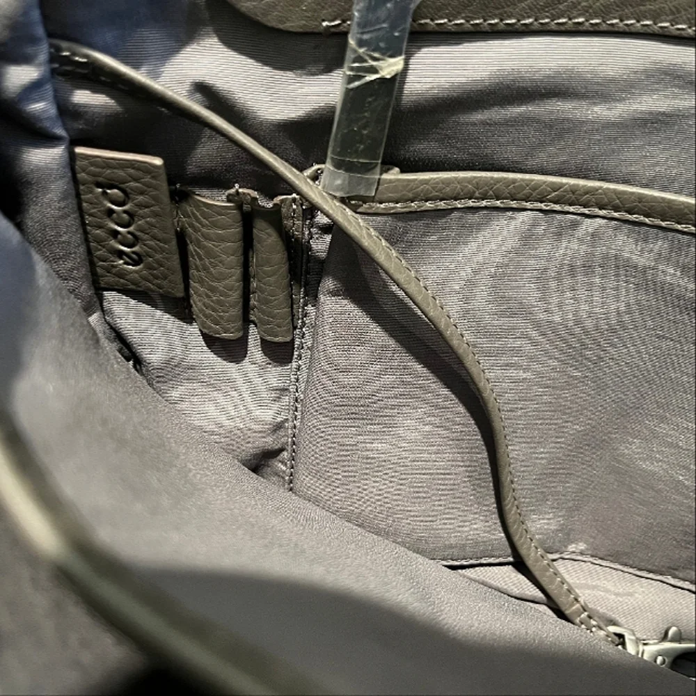 Rare Ecco Unisex Ely Grey Pebbled Leather Messenger Bag is Pristine